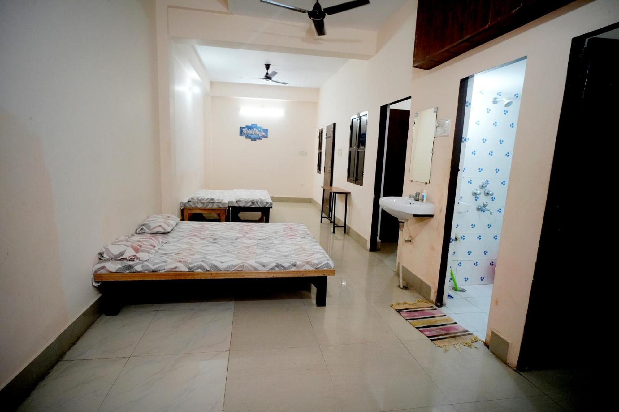 ורנאסי Banaras Gully House 500 Ft From The Ghats מראה חיצוני תמונה