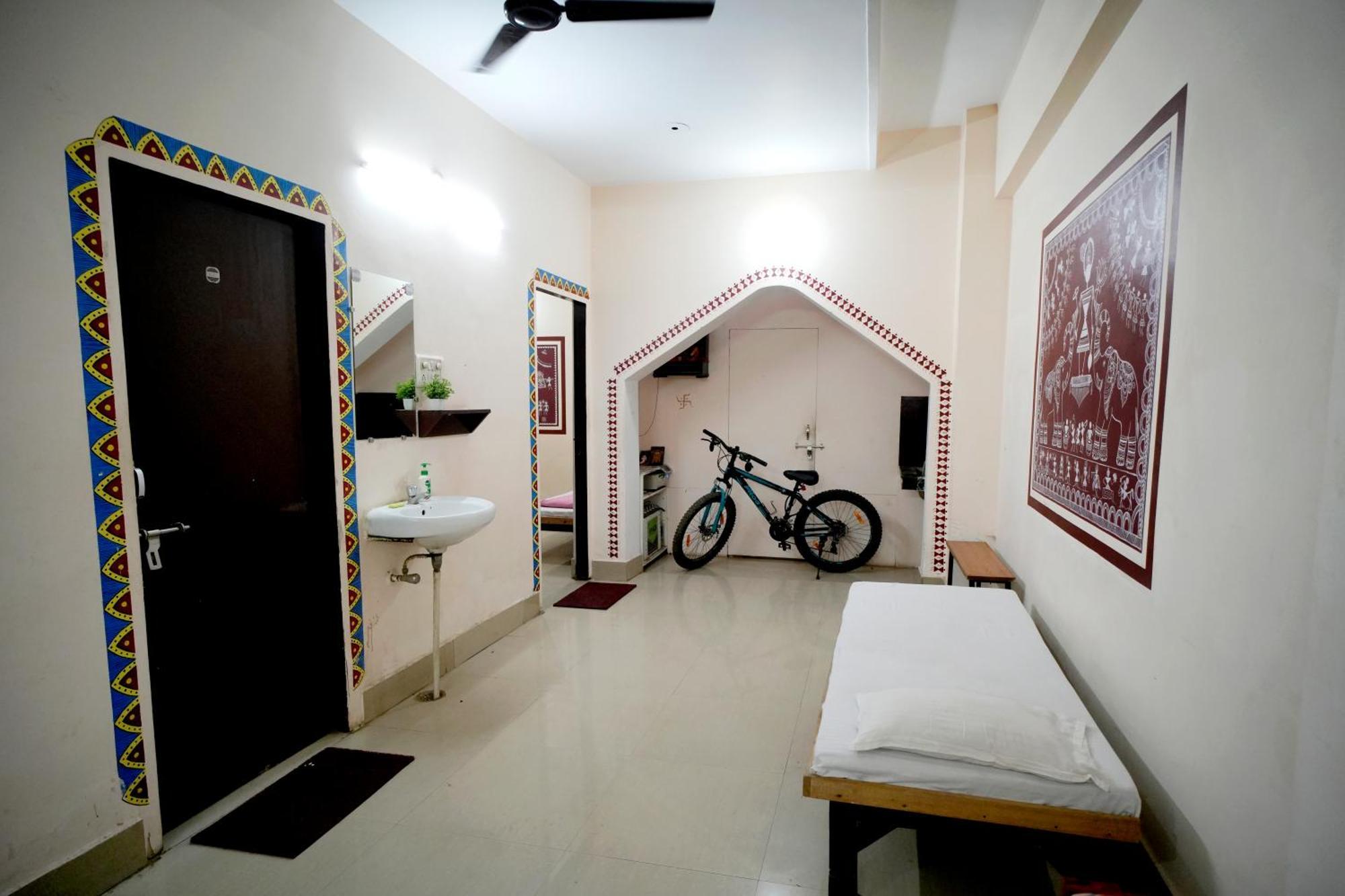 ורנאסי Banaras Gully House 500 Ft From The Ghats מראה חיצוני תמונה